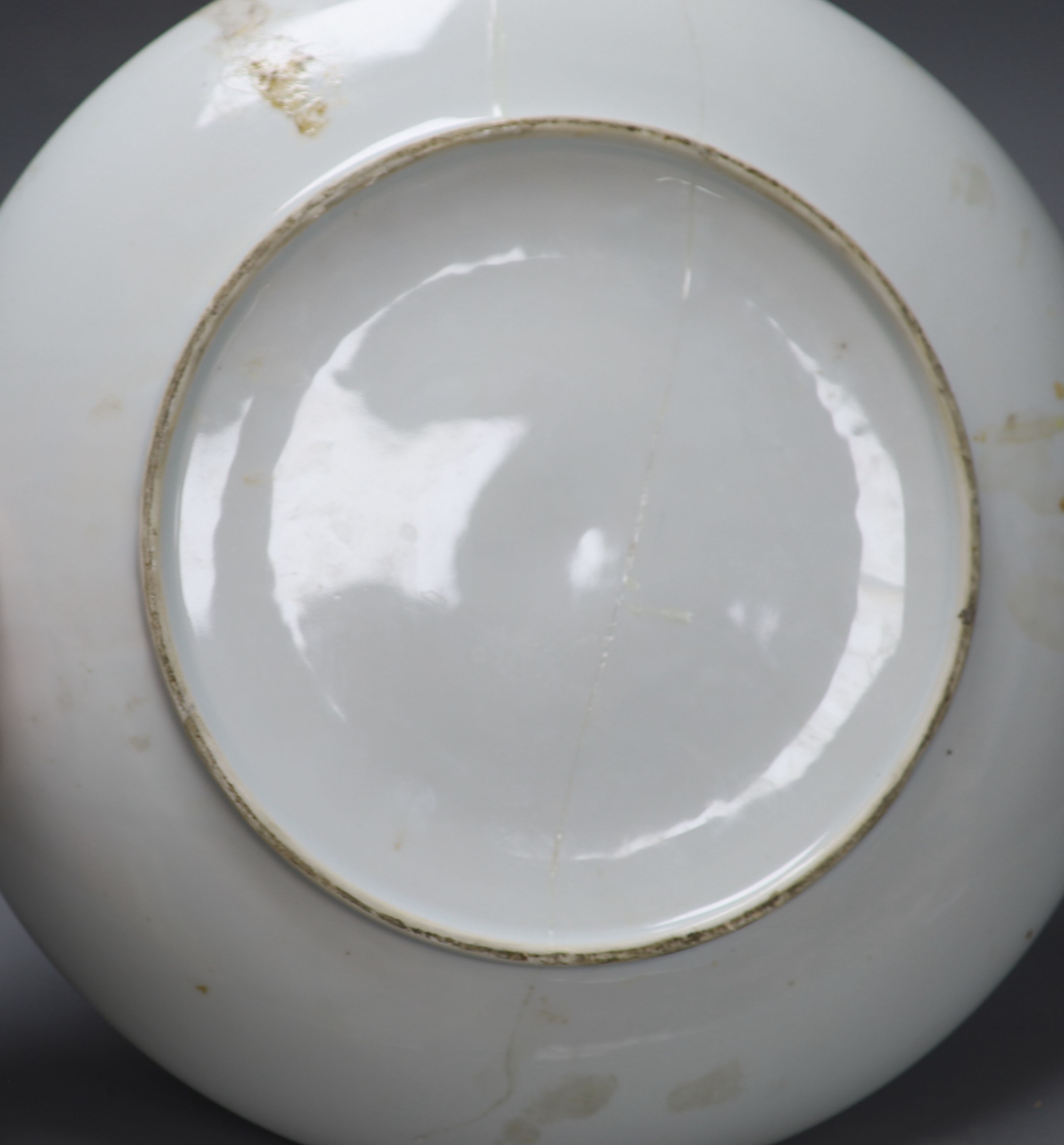 A Chinese blue and white fish dish, diameter 36cm (a.f.)